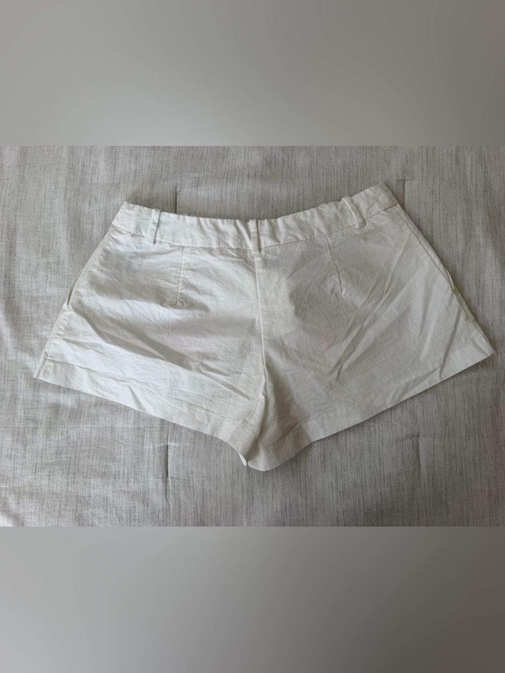 Zara White High-Waist Pleated Shorts - Picture 2 of 3